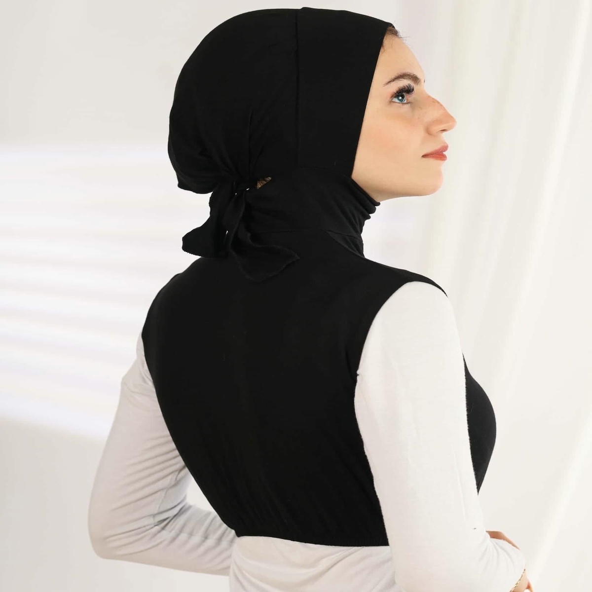 JAMILA - Sleevles Neckcover - Image 30