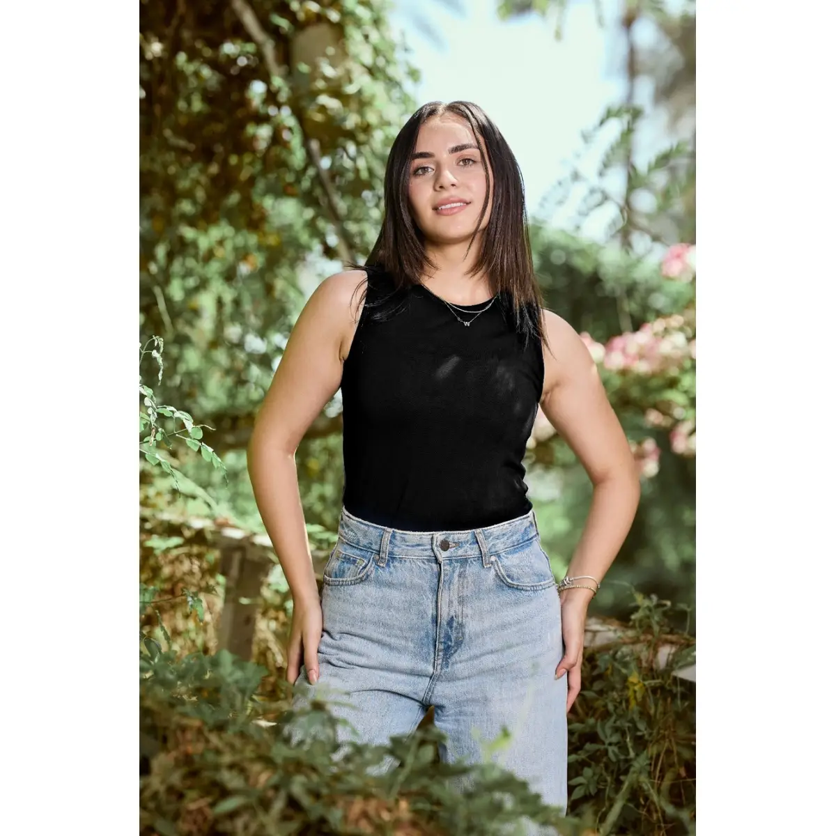 جميلة - بدى حمالة عريضة